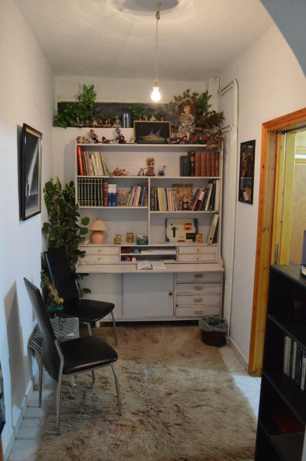 In The Center Of F Apartment Aigio